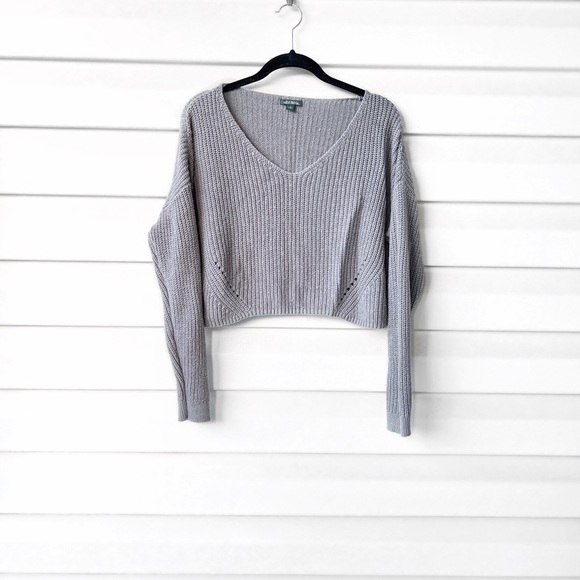 V-Neck Pullover Cropped Sweater - Picture 9 of 9